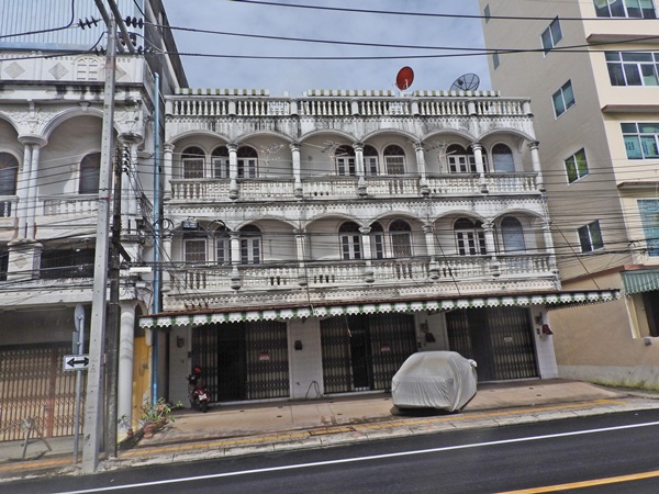 ��ҹ�����Ծѷ�� (Patiphat Street)